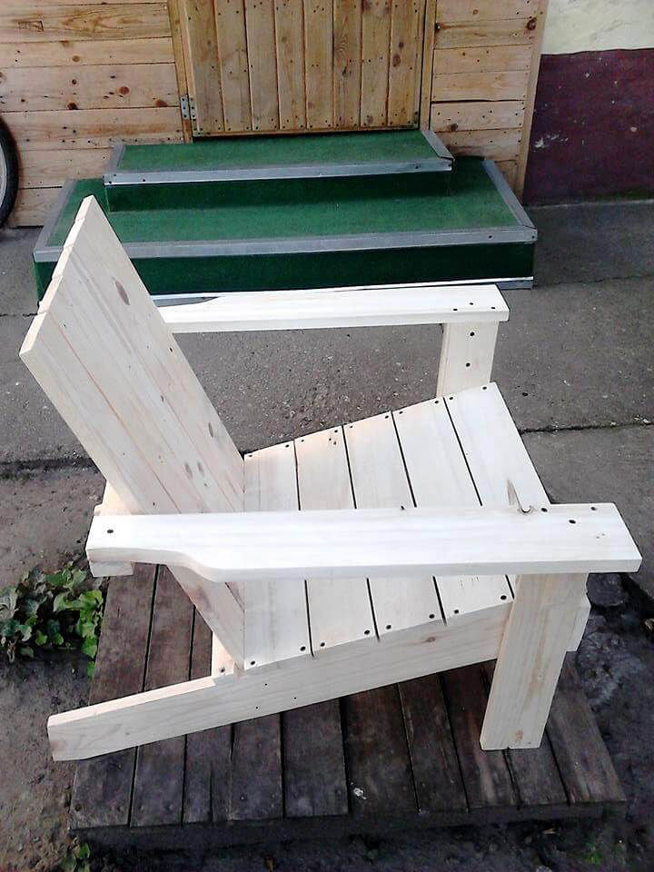 Adirondack Chair Made out of Pallets - Easy Pallet Ideas