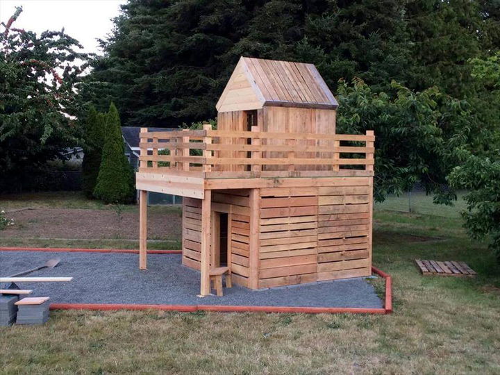 DIY Pallet Playhouse for Kids Fun - Easy Pallet Ideas