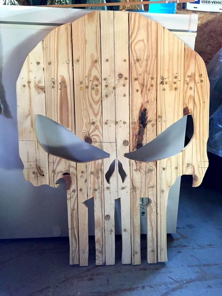 low-cost pallet Adirondack skull chair