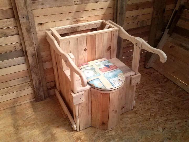 reclaimed wooden pallet outdoor toilet