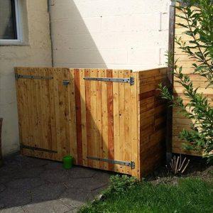 Wooden pallet made trash bin storage fence