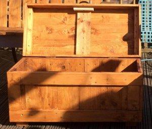 Pallet Outdoor Furniture Set and Custom Chest - Easy Pallet Ideas