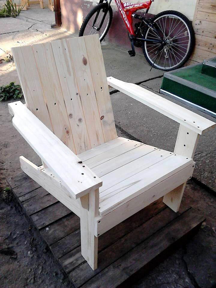 Adirondack Chair Made out of Pallets - Easy Pallet Ideas