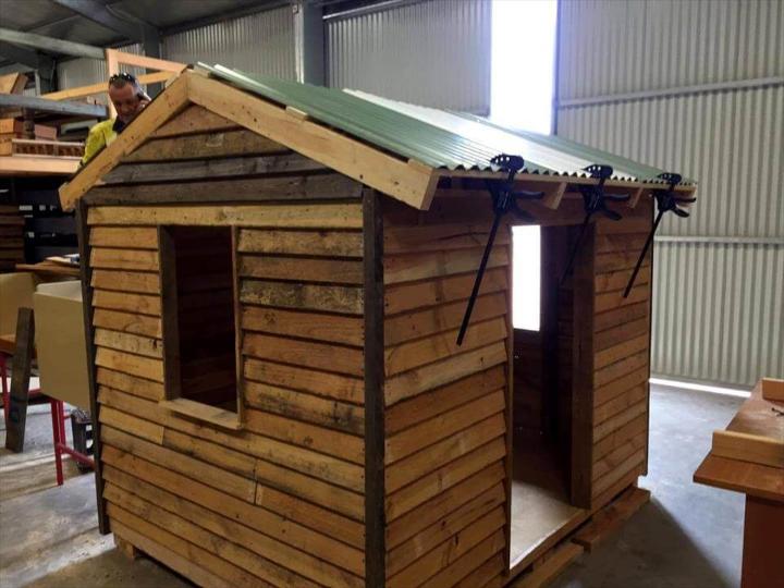 make the pallet playhouse roof waterproof