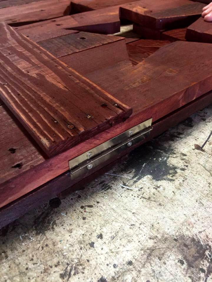 installing hinges to pallet star board