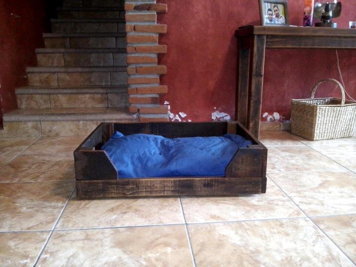 reclaimed wooden pallet blue cushioned pallet pet bed