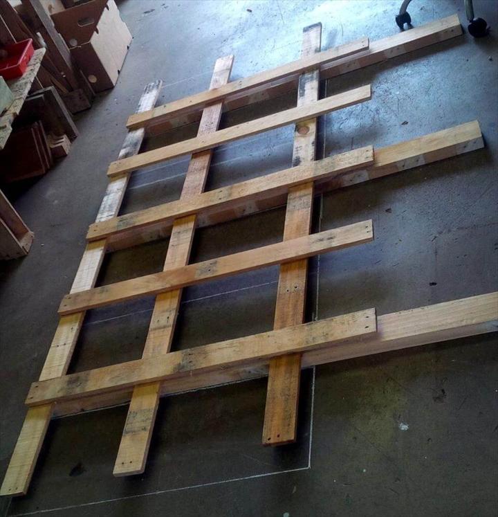 lattice frame for headboard made of pallet slats