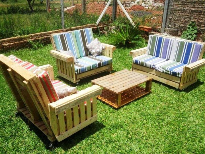 50 Ultimate Pallet Outdoor Furniture Ideas Easy Pallet Ideas   Cushioned Pallet Garden Sitting Set 