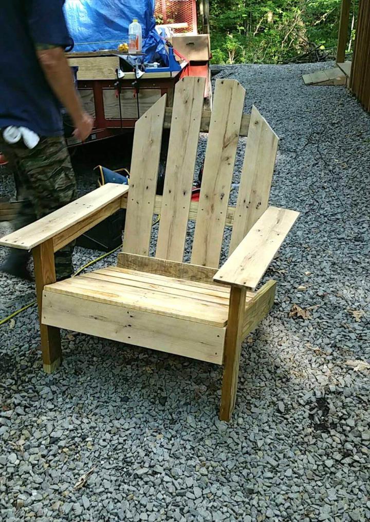 Adirondack chair style pallet outdoor chair