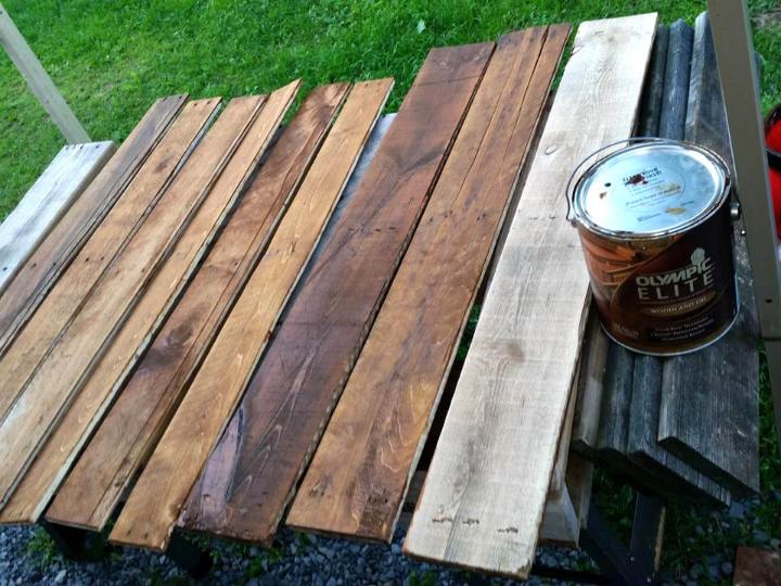 finishing the pallet slats with wood oil
