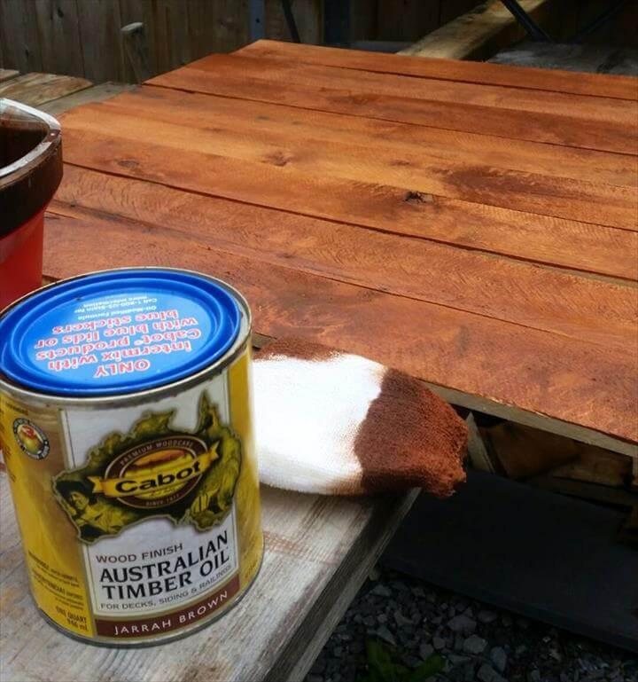 finishing the wooden surfaces with wood oil