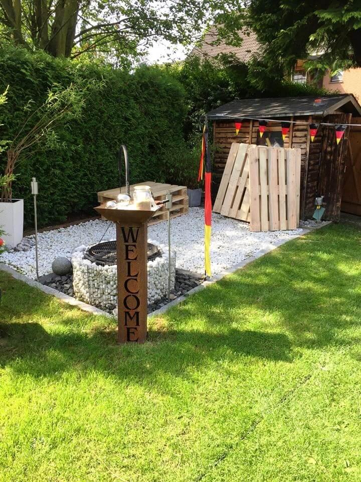 how to organize a pebbled outdoor area with pallets