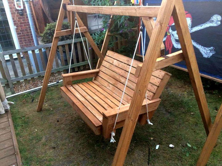 Pallet swing outlet chair