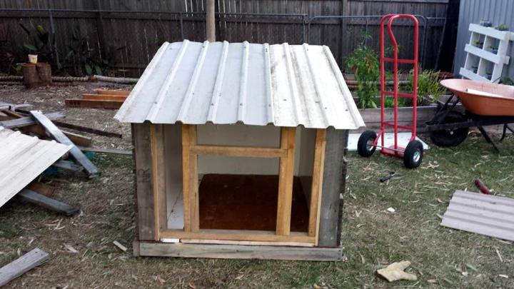 reclaimed pallet dog house with metal roof