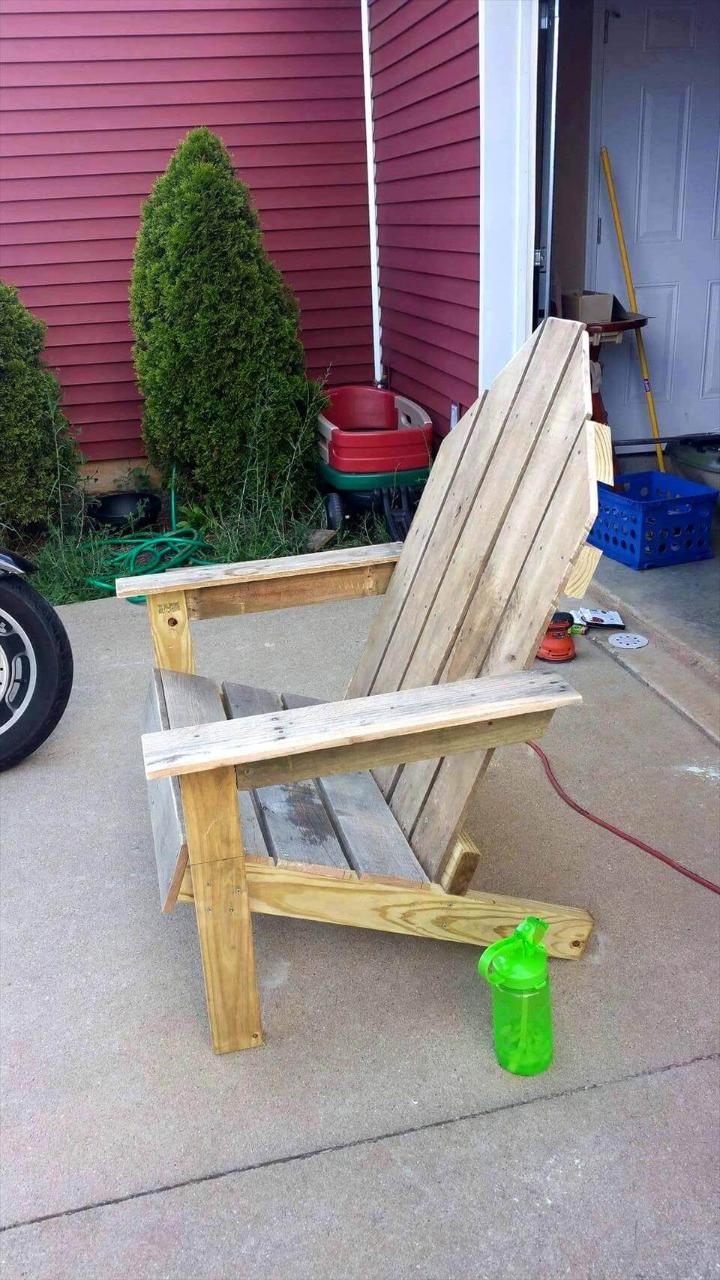 no-cost wooden pallet Adirondack chair style outdoor chair