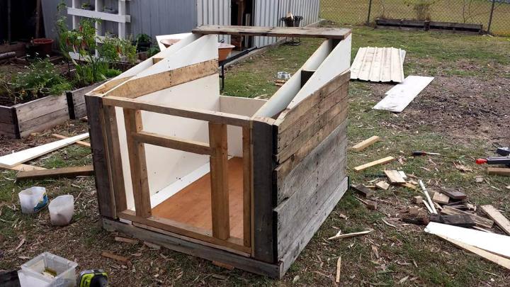 building a dog kennel out of pallets