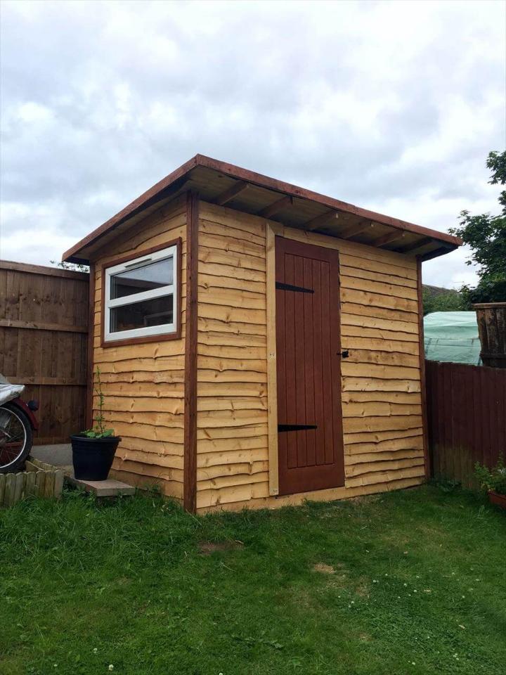 pallet bike shed with tilted metal roof - easy pallet ideas