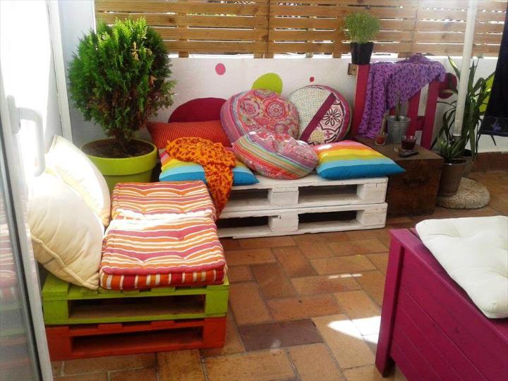 beautiful stacked pallet cushioned seats