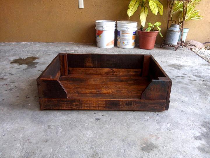no-cost rustic wooden pallet dog bed