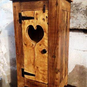 recycled pallet cupboard for toiletries