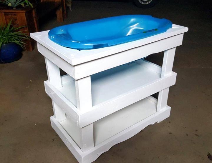 low-cost wooden pallet baby bath stand