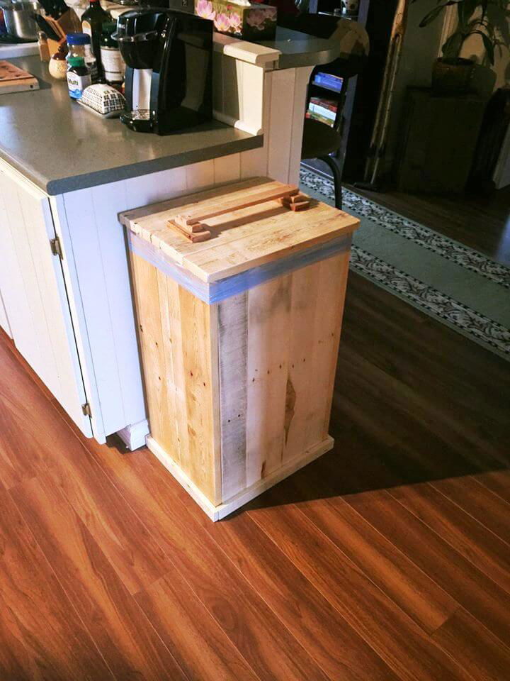 DIY Wood Pallet Trash Bin - Easy Pallet Ideas