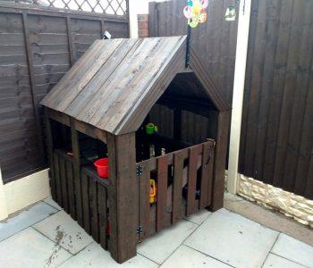 playhouse made out of pallets for little girl