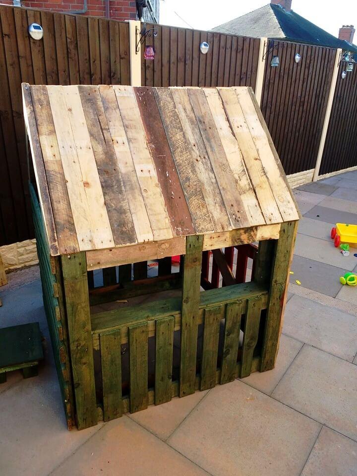 low-cost wodoen pallet playhouse for little girl