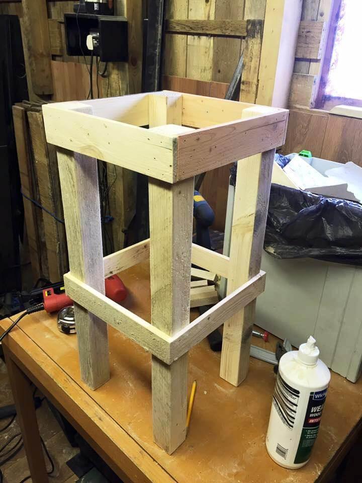 Diy Pallet Bar Stools Easy Ideas, How To Make A Counter Stool