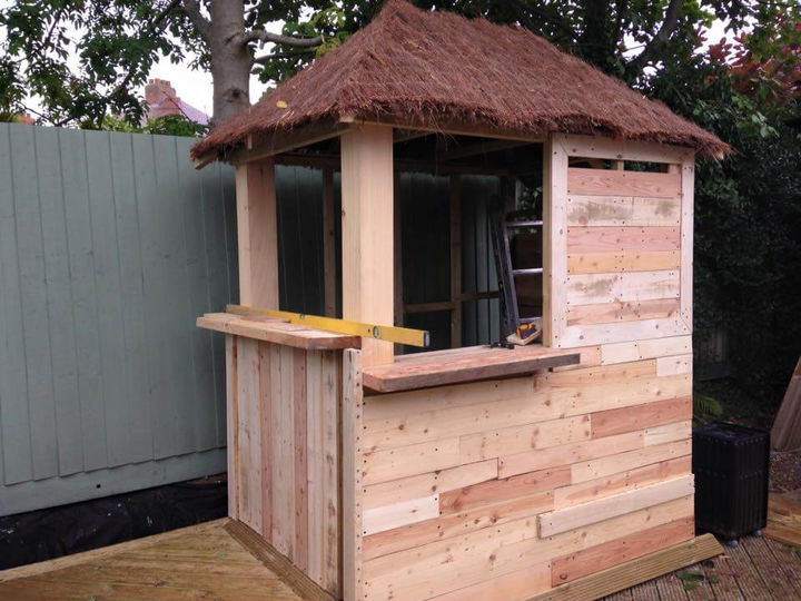 DIY Outdoor Pallet Bar with Pyramid Style Roof - Easy Pallet Ideas