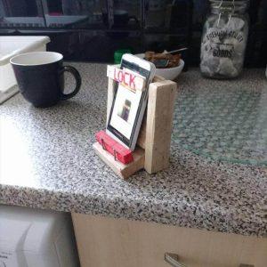 low-cost wooden pallet mobile phone holder