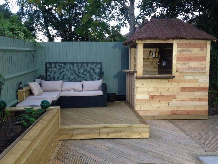 DIY Outdoor Pallet Bar with Pyramid Style Roof - Easy Pallet Ideas