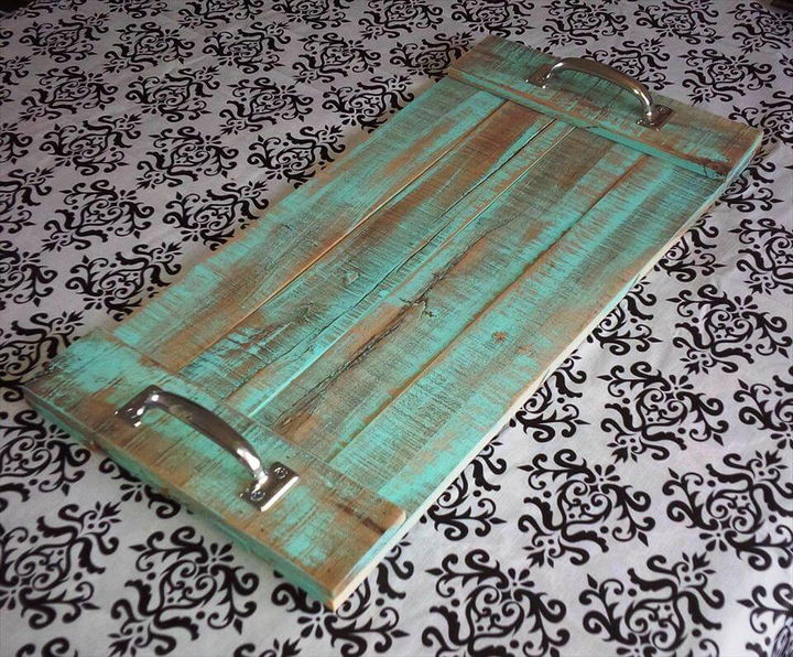 DIY Upcycled Pallet Serving Tray - Easy Pallet Ideas