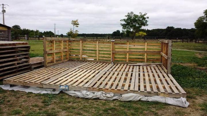 pallet garden shed construction