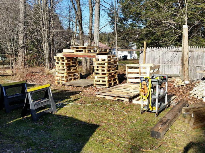 pallet bike shed with tilted metal roof - easy pallet ideas