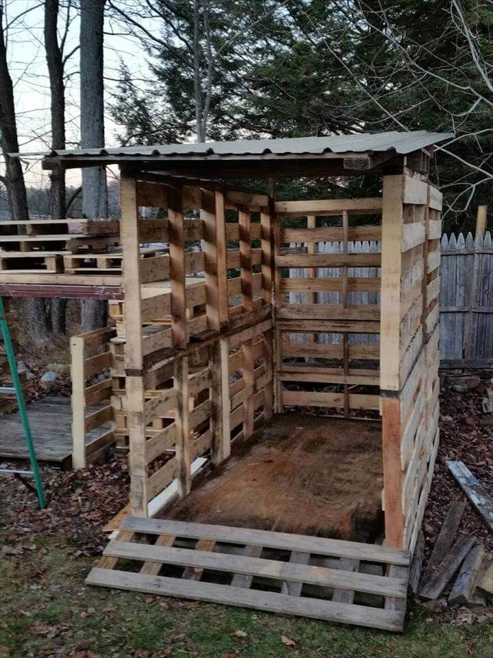 Pallet Bike Shed with Tilted Metal Roof - Easy Pallet Ideas