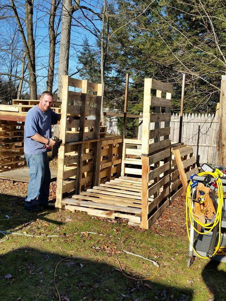 Pallet Bike Shed with Tilted Metal Roof - Easy Pallet Ideas