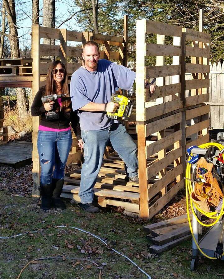 Pallet Bike Shed with Tilted Metal Roof - Easy Pallet Ideas