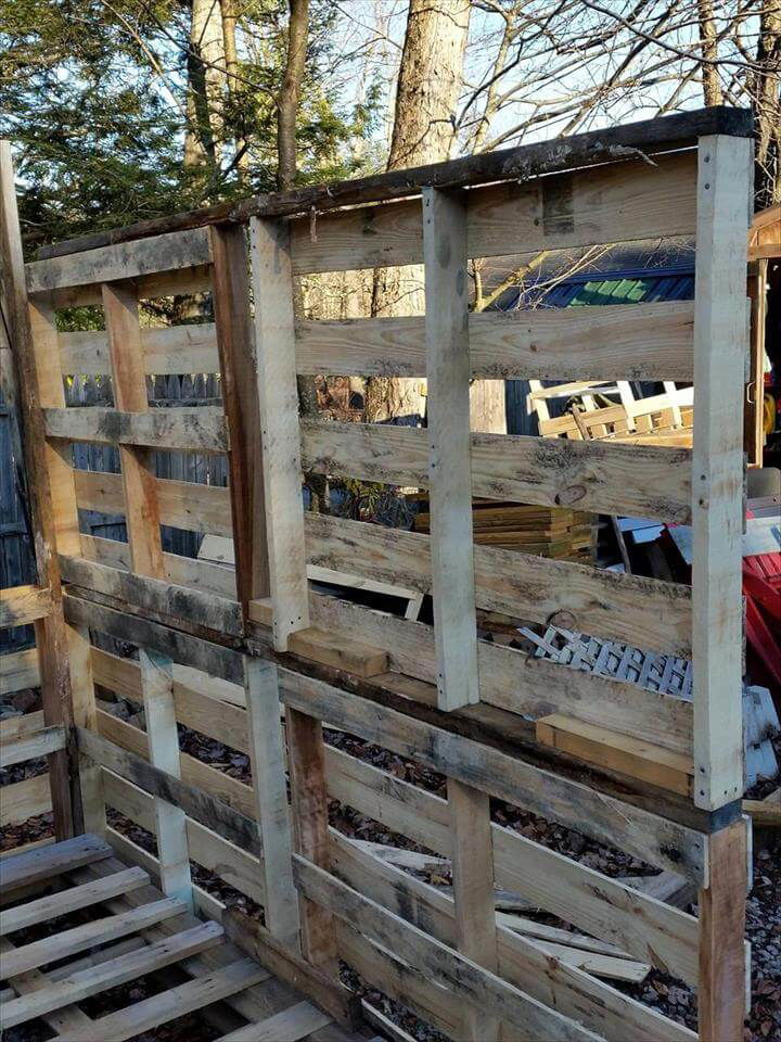 Pallet Bike Shed with Tilted Metal Roof - Easy Pallet Ideas