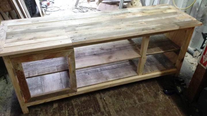 repurposed wooden pallet TV stand