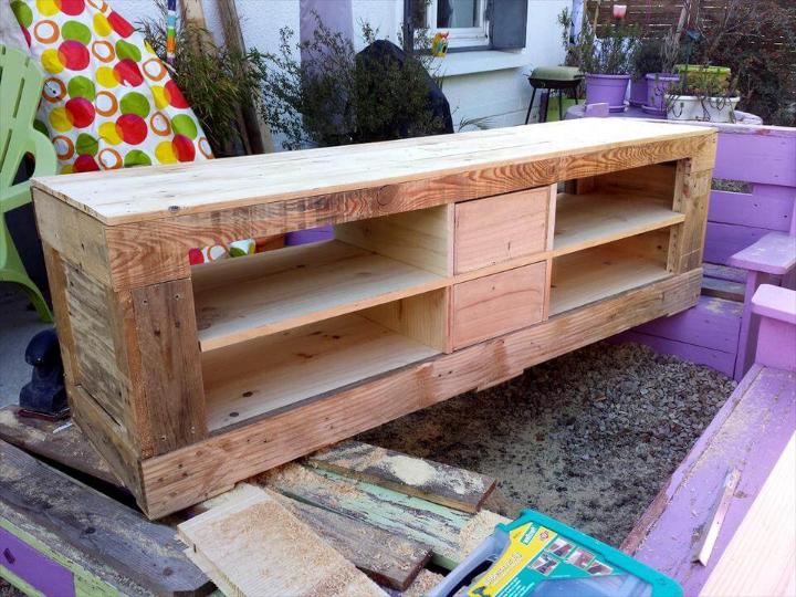 reclaimed pallet TV stand