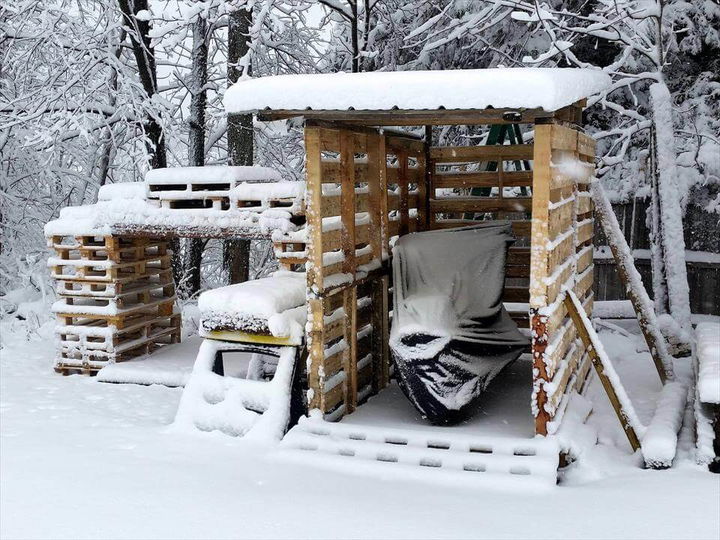 pallet bike shed with tilted metal roof - easy pallet ideas