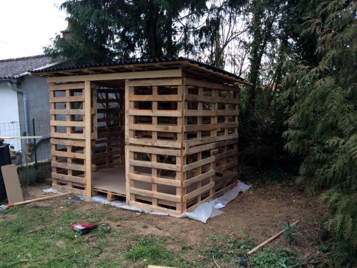 reclaimed pallet garden shed installation