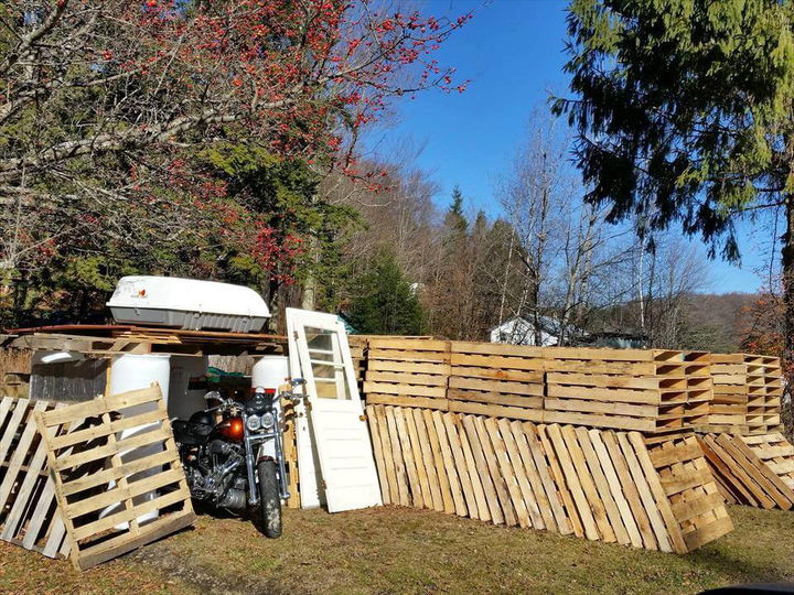 Pallet Bike Shed with Tilted Metal Roof - Easy Pallet Ideas