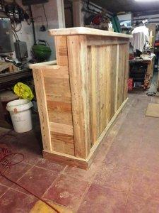 DIY Pallet Bar with Custom Built-in Shelves - Easy Pallet Ideas