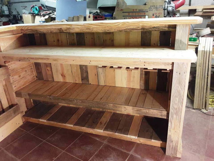 DIY Pallet Bar with Custom Built-in Shelves - Easy Pallet Ideas