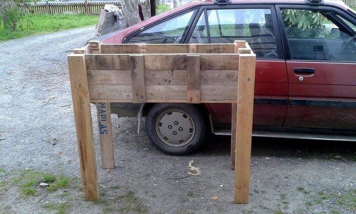 recycled pallet raised planter