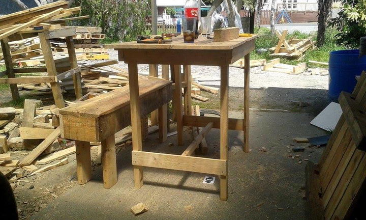 repurposed pallet table and bench set