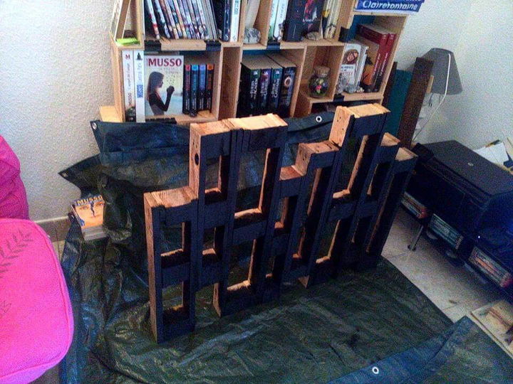 low-cost wooden pallet bookshelf or pot organizer