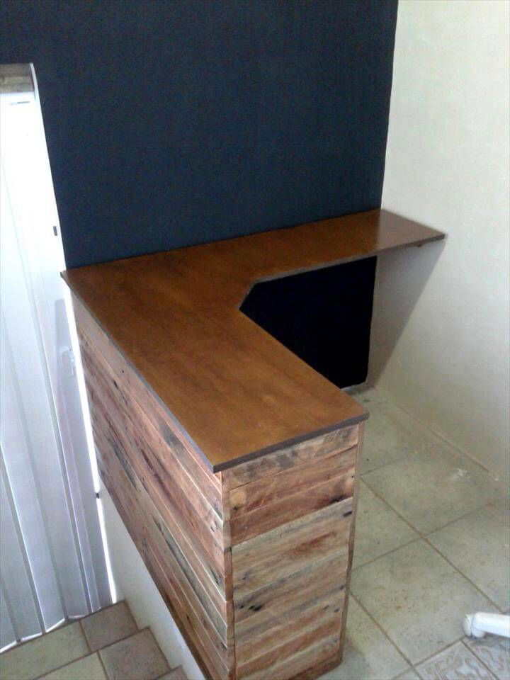 low-cost yet stylish wooden pallet corner desk